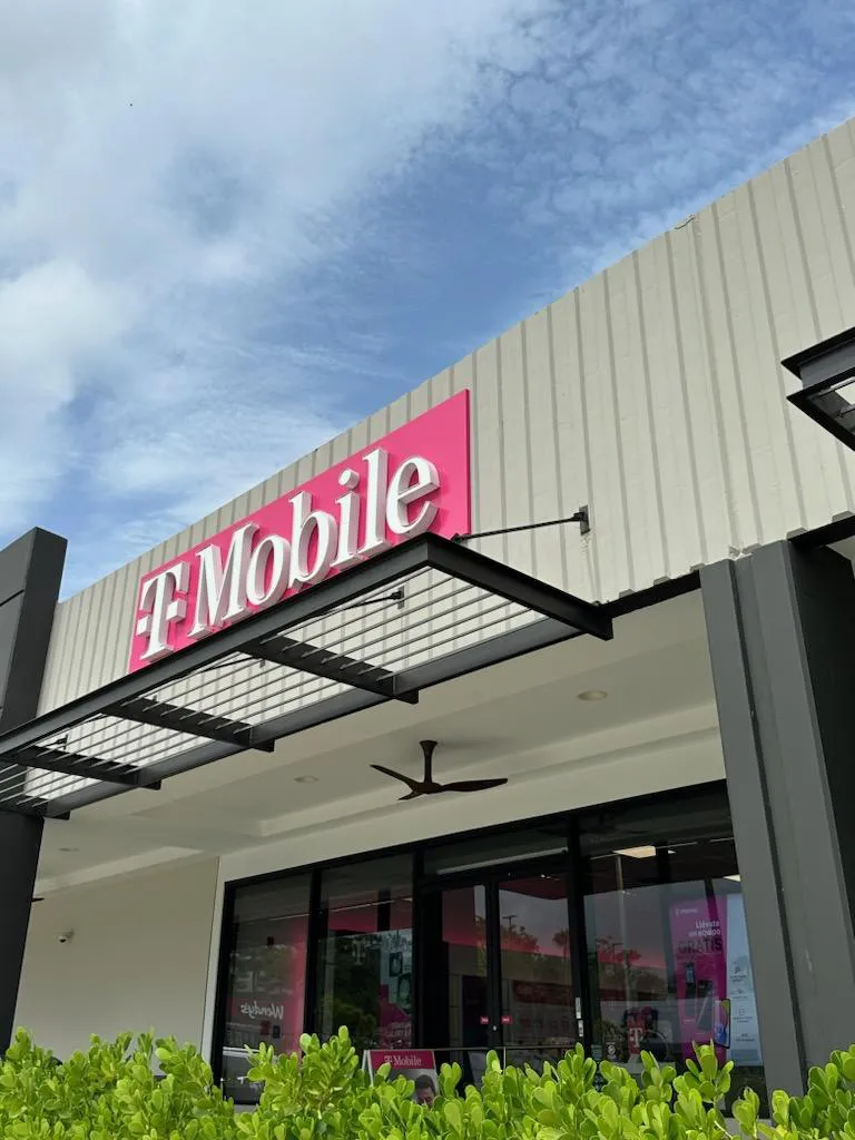 Foto del exterior de la tienda T-Mobile en Montehiedra, San Juan, PR