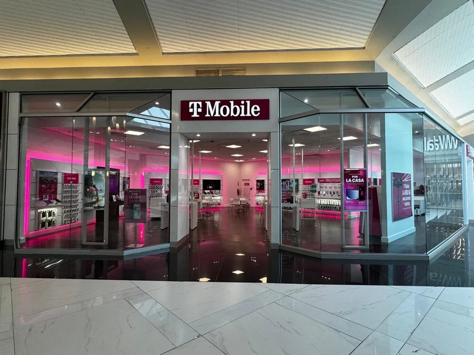  Exterior photo of T-Mobile Store at Plaza Del Sol, Bayamon, PR 
