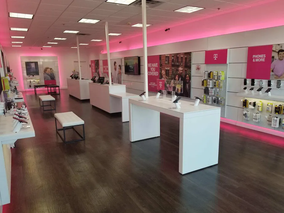 Foto del interior de la tienda T-Mobile en Lewis Ave & York House Rd, Waukegan, IL