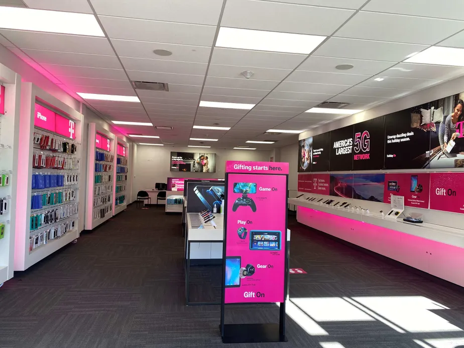 Foto del interior de la tienda T-Mobile en 3rd Ave & McLean Blvd, Paterson, NJ