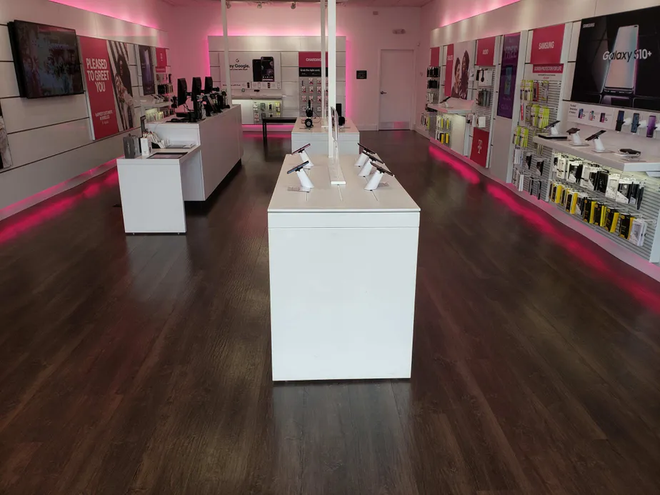 Foto del interior de la tienda T-Mobile en S Rutherford Blvd & E Main St, Murfreesboro, TN