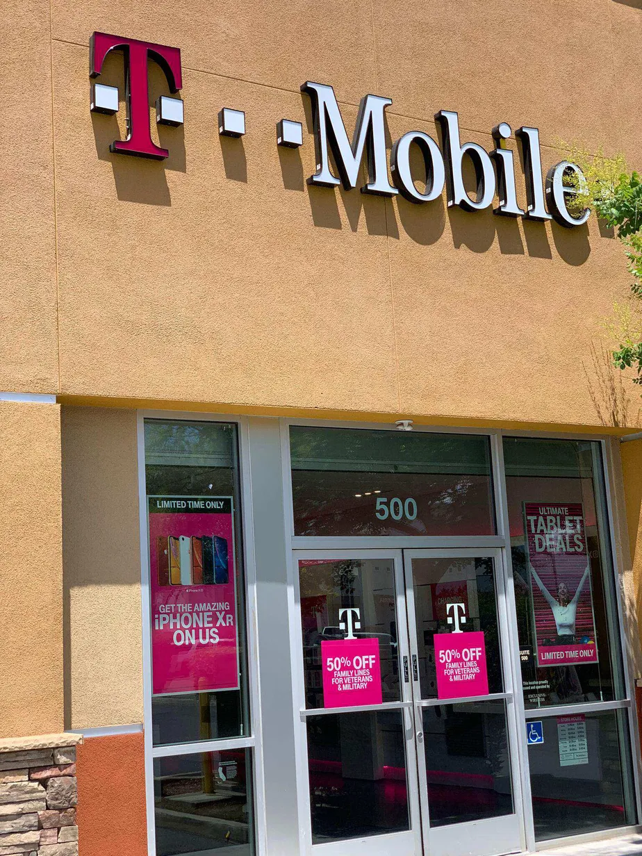 Foto del exterior de la tienda T-Mobile en Hatch & Central, Modesto, CA