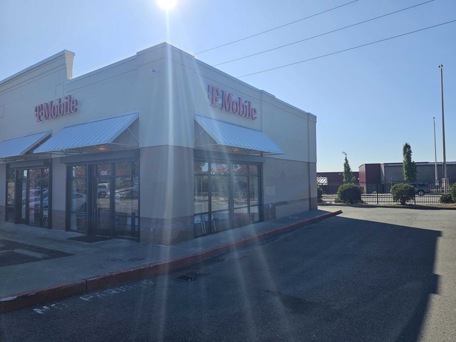 Exterior photo of T-Mobile Store at Pacific Hwy S & S 252nd St, Kent, WA