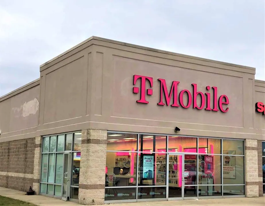 Exterior photo of T-Mobile store at E Broad St & Waggoner Rd, Reynoldsburg, OH