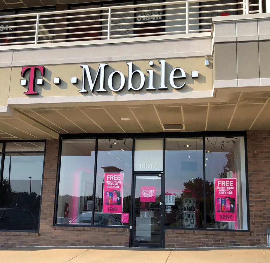  Exterior photo of T-Mobile store at Arlington Blvd & Patrick Henry Dr, Falls Church, VA 
