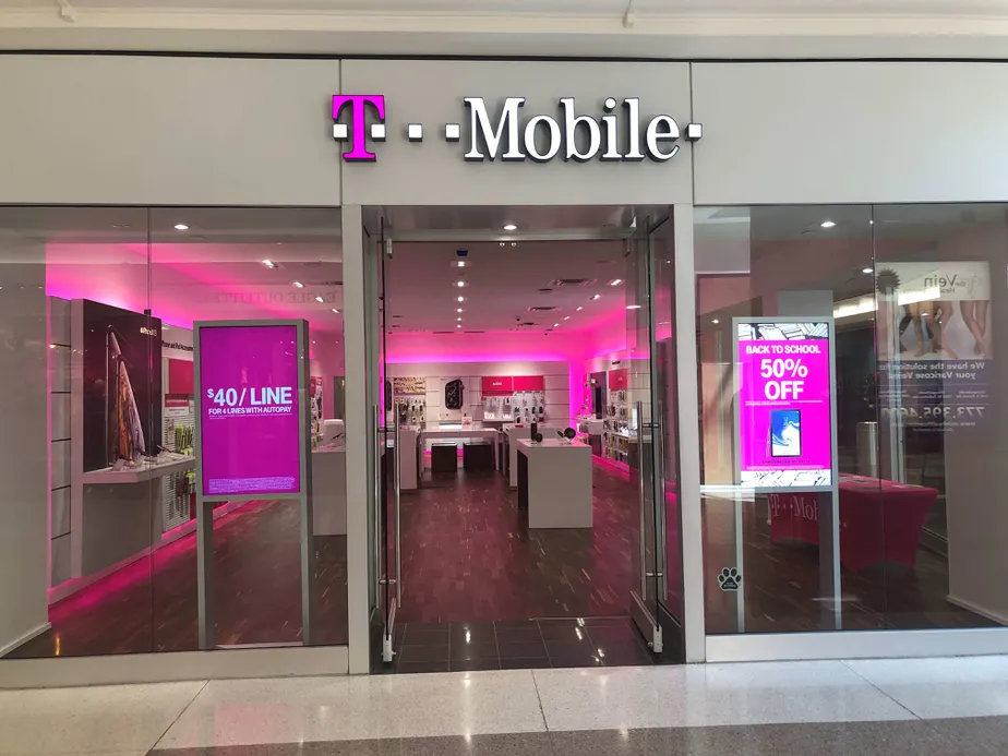 Exterior photo of T-Mobile store at Yorktown Mall 2, Lombard, IL