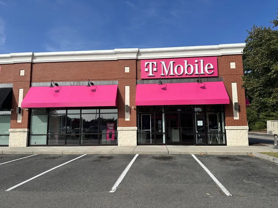 Exterior photo of T-Mobile Store at Staples Mill Rd and Parham Rd, Richmond, VA