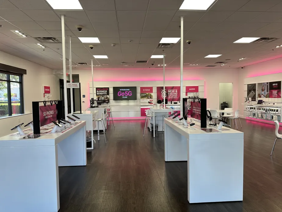 Foto del interior de la tienda T-Mobile en Herndon & Willow, Fresno, CA