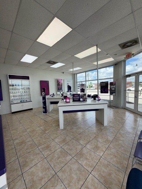 Metro by T-Mobile 2930 Forest Hill Blvd - 2930 Forest Hill Blvd 