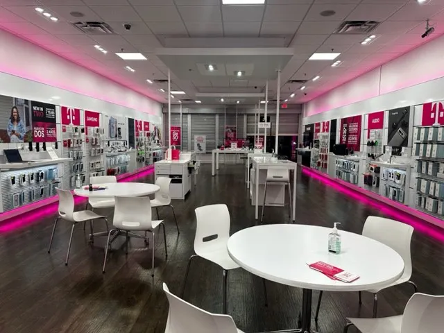 Foto del interior de la tienda T-Mobile en Whittier & Painter, Whittier, CA