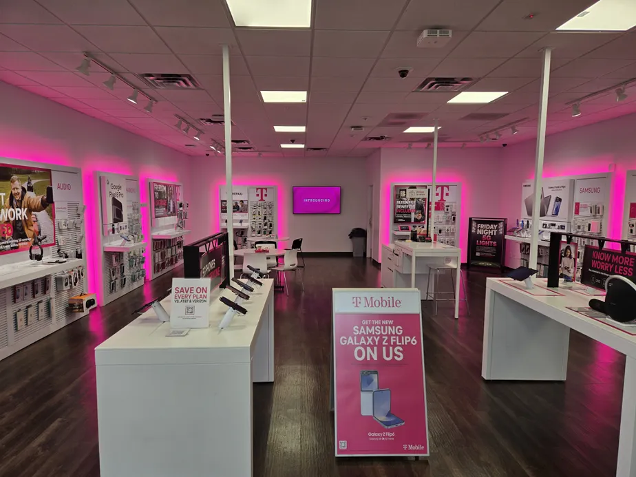  Interior photo of T-Mobile Store at Tittabawassee Rd & Fortune Blvd, Saginaw, MI 