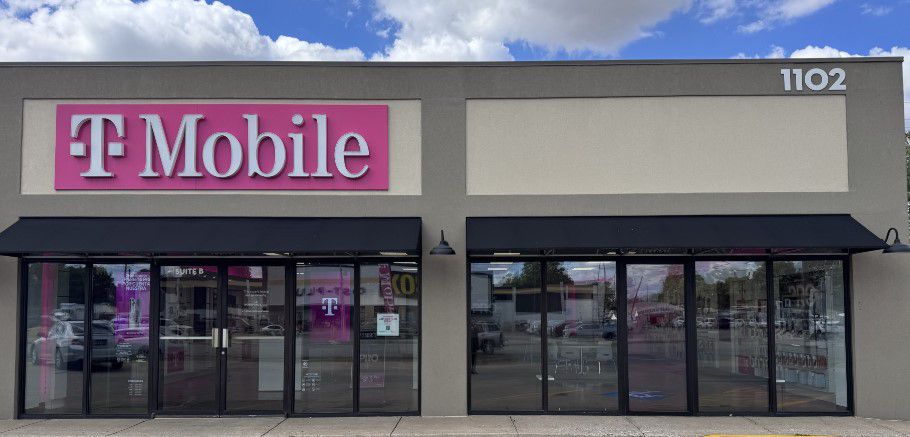 Exterior photo of T-Mobile Store at S Thompson & W Sunset, Springdale, AR
