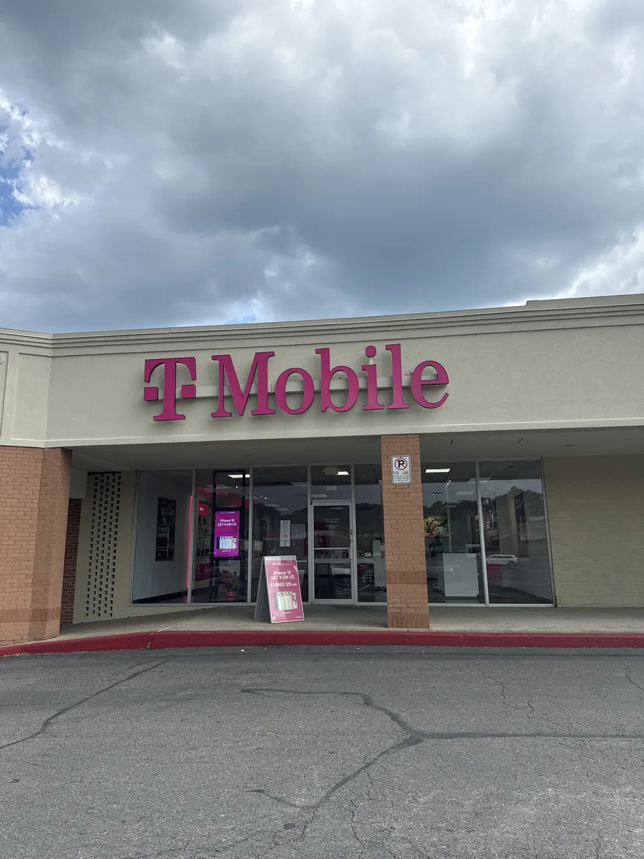  Exterior photo of T-Mobile Store at W Walnut Ave & S Tibbs Rd, Dalton, GA 