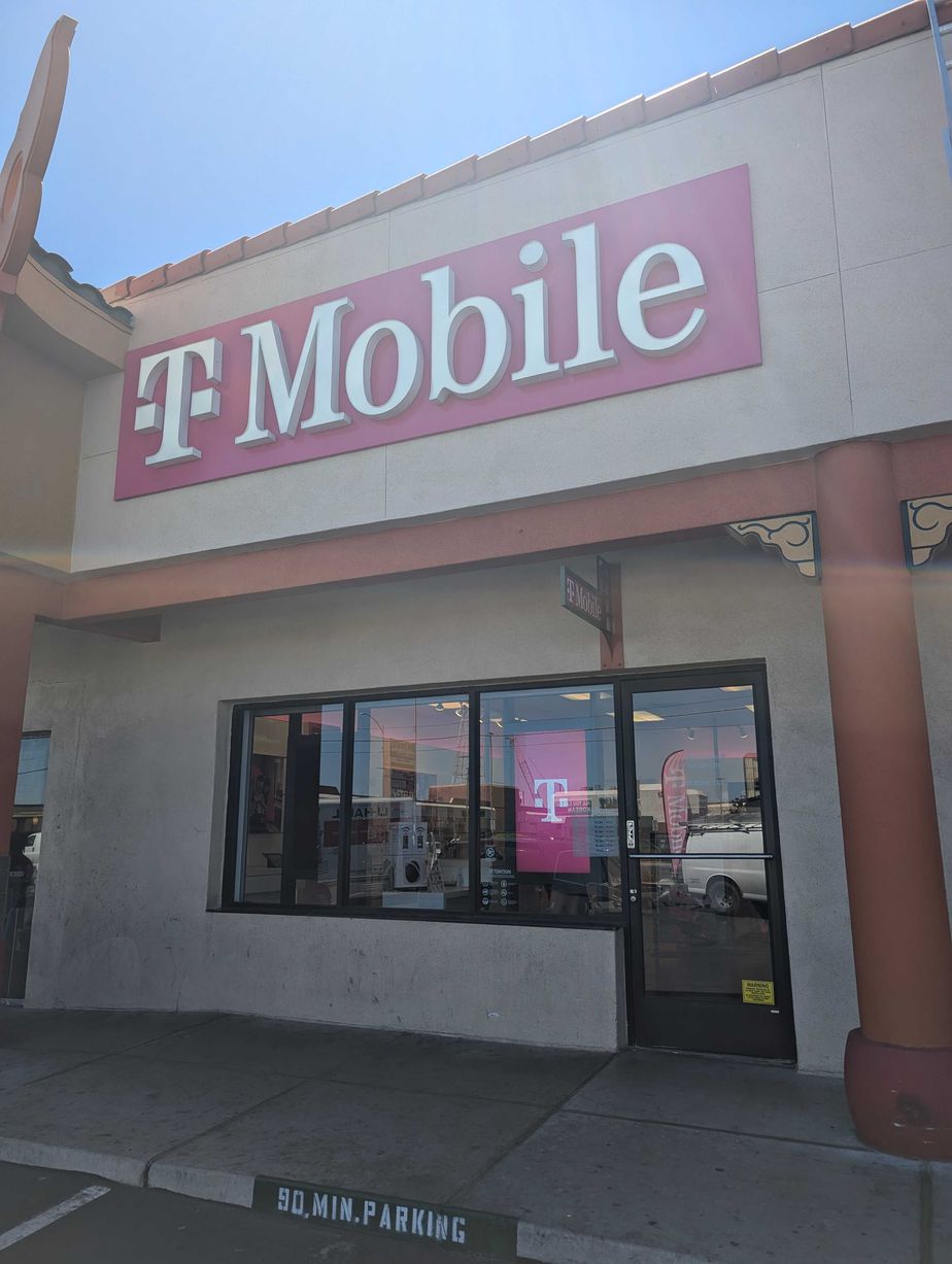 Exterior photo of T-Mobile Store at Spring Mountain & Wynn, Las Vegas, NV