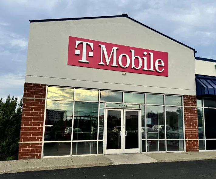  Exterior photo of T-Mobile Store at Governor's Pointe, Mason, OH 