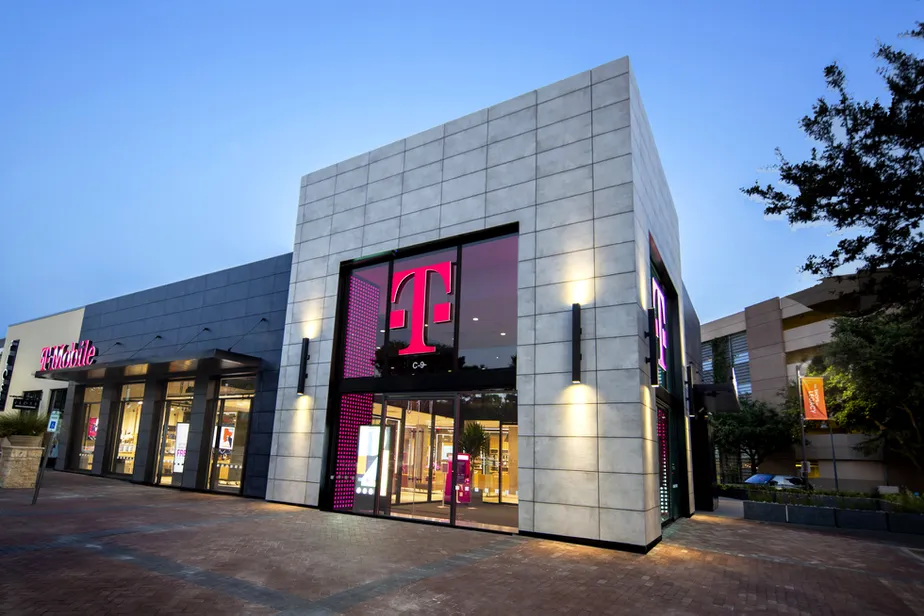 Foto del exterior de la tienda T-Mobile en The Shops at Legacy, Plano, TX