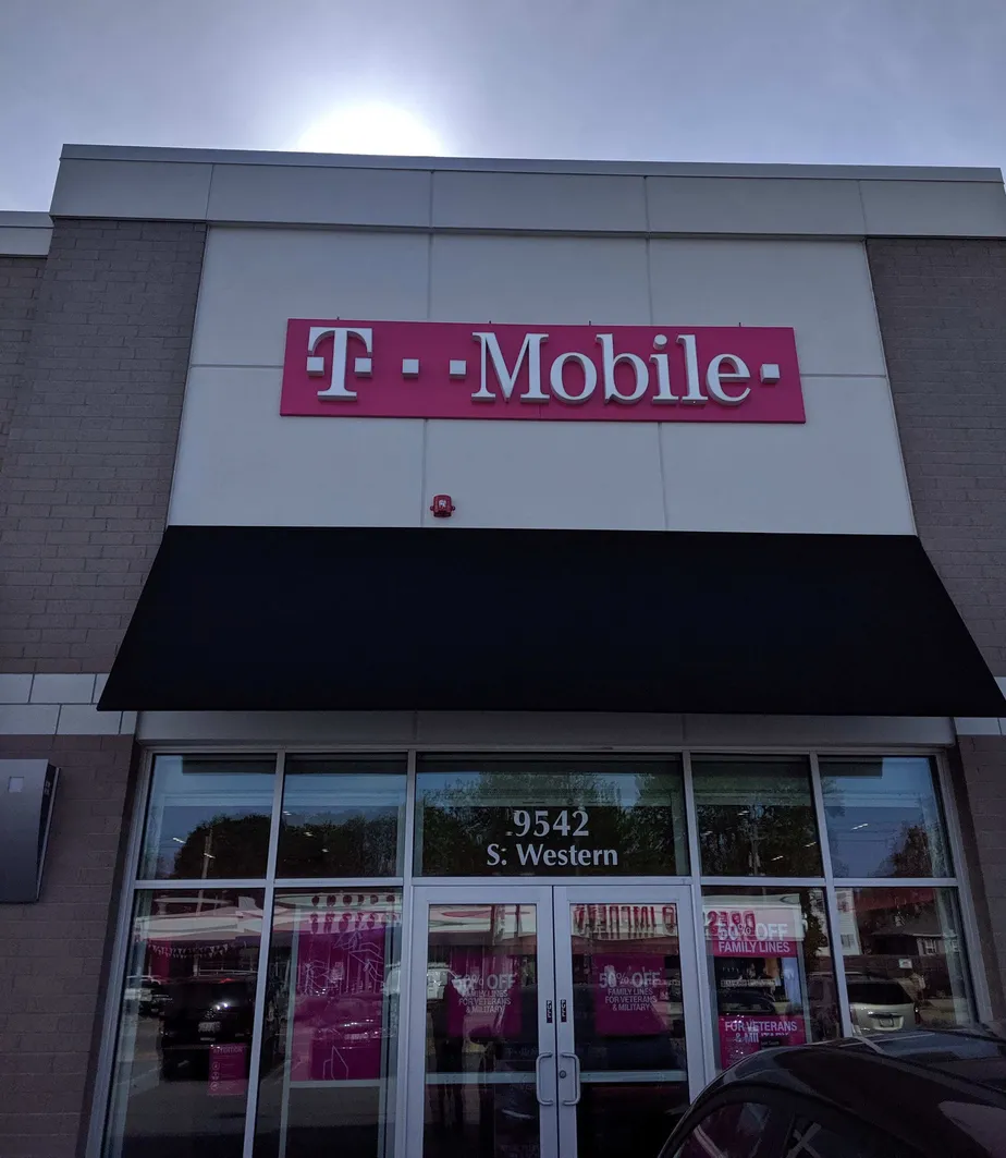 Exterior photo of T-Mobile store at Western & 95th, Evergreen Park, IL