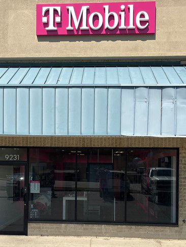 Exterior photo of T-Mobile Store at Mentor Ave & Staples Center, Mentor, OH