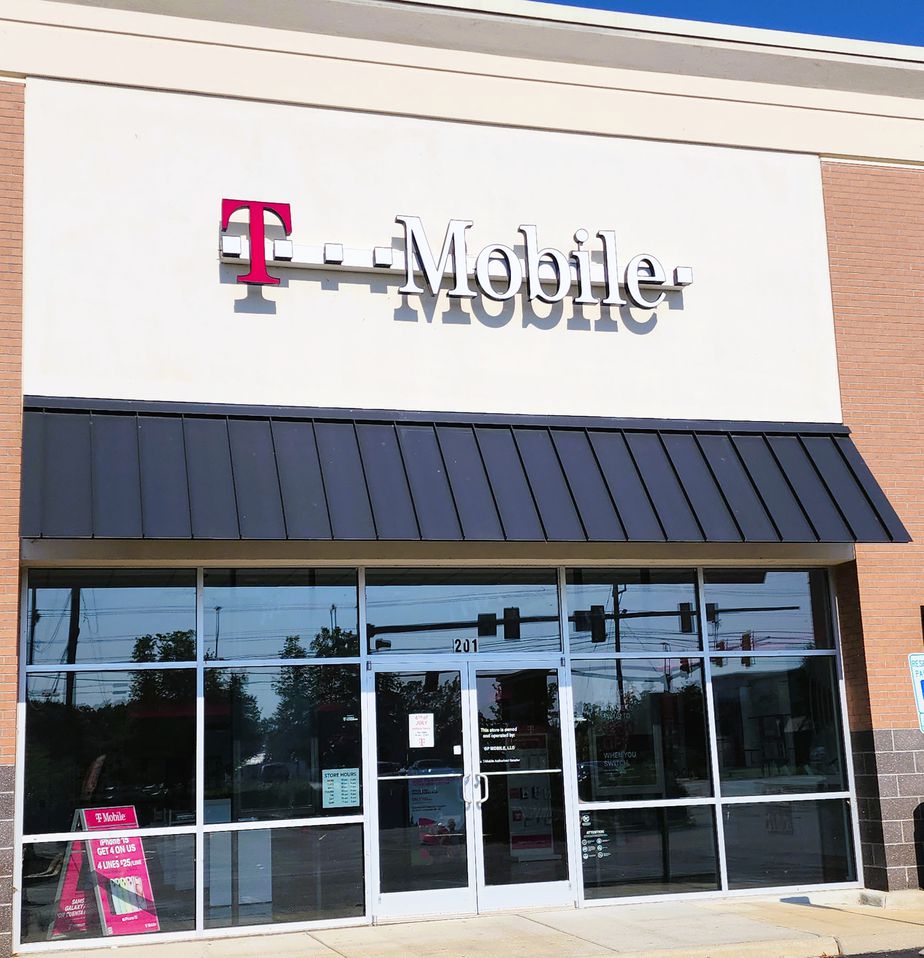 Exterior photo of T-Mobile Store at N Main St & Edgewood Ave, Suffolk, VA