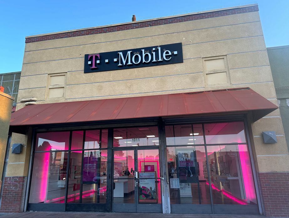 Exterior photo of T-Mobile Store at Mlk & Vermont, Los Angeles, CA