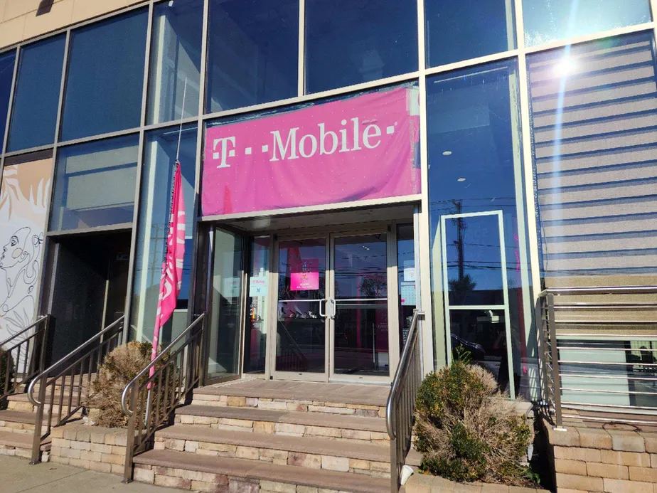 Exterior photo of T-Mobile Store at Jericho Tnpk & Florence Ave, Syosset, NY