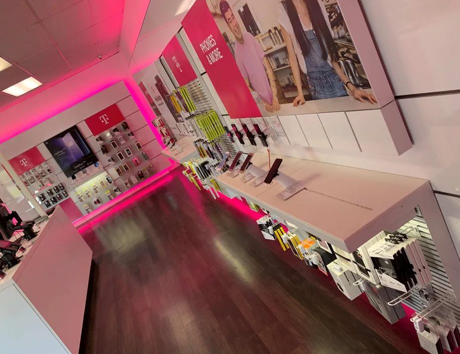 Foto del interior de la tienda T-Mobile en E Manning Ave & N Fischer Ave, Reedley, CA