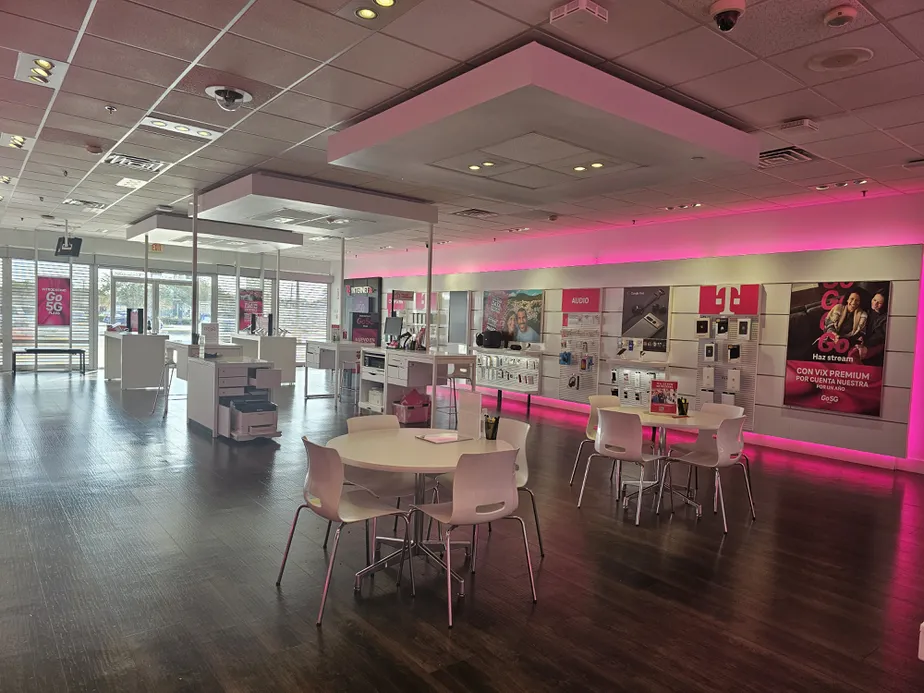 Foto del interior de la tienda T-Mobile en Alameda & Glazebrook, Corpus Christi, TX