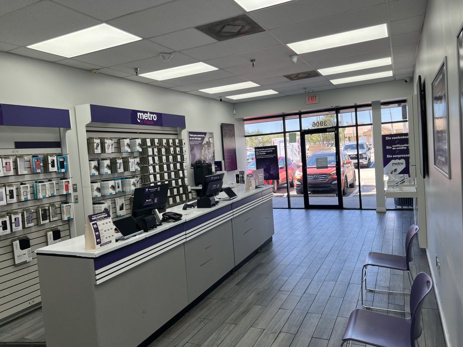 Metro by T-Mobile 3906 W Hillsborough Ave - 3906 W Hillsborough Ave