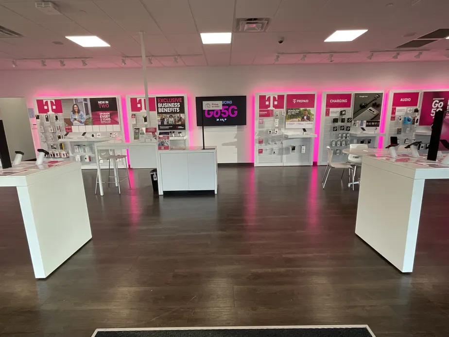Foto del interior de la tienda T-Mobile en Hwy 60 & Russell, Miami, AZ