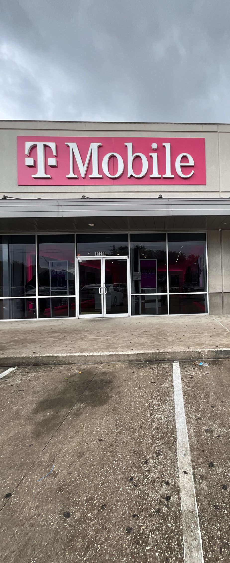 Exterior photo of T-Mobile Store at Beechnut & Course, Houston, TX