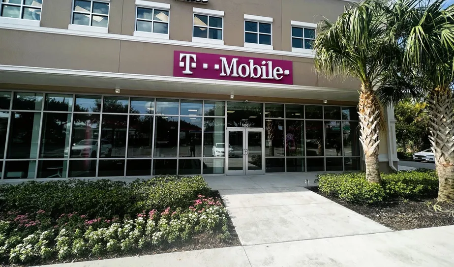 Exterior photo of T-Mobile Store at Marketplace at Altamonte, Altamonte Springs, FL