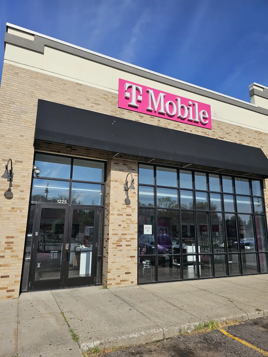 Exterior photo of T-Mobile Store at Robert St & Butler Ave, West St. Paul, MN