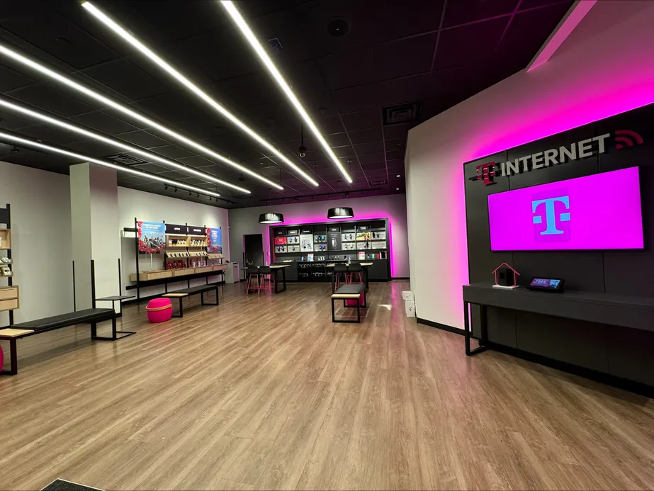 Foto del interior de la tienda T-Mobile en The Shops at Atlas Park, Glendale, NY