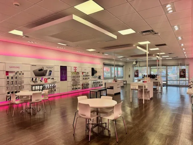 Foto del interior de la tienda T-Mobile en Sycamore Village, Simi Valley, CA
