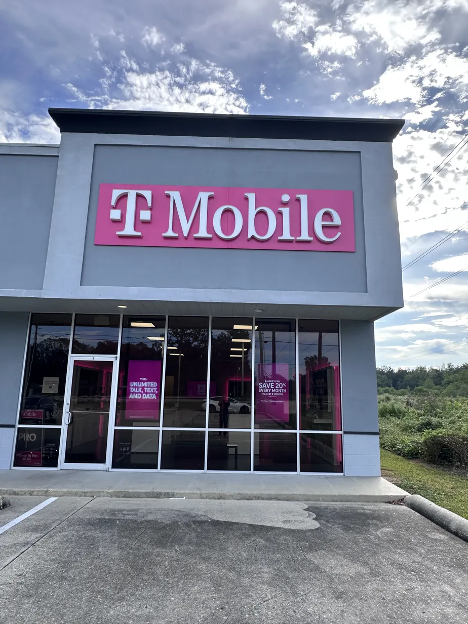  Exterior photo of T-Mobile Store at Hwy 16 & Versailles Ave, Denham Springs, LA 