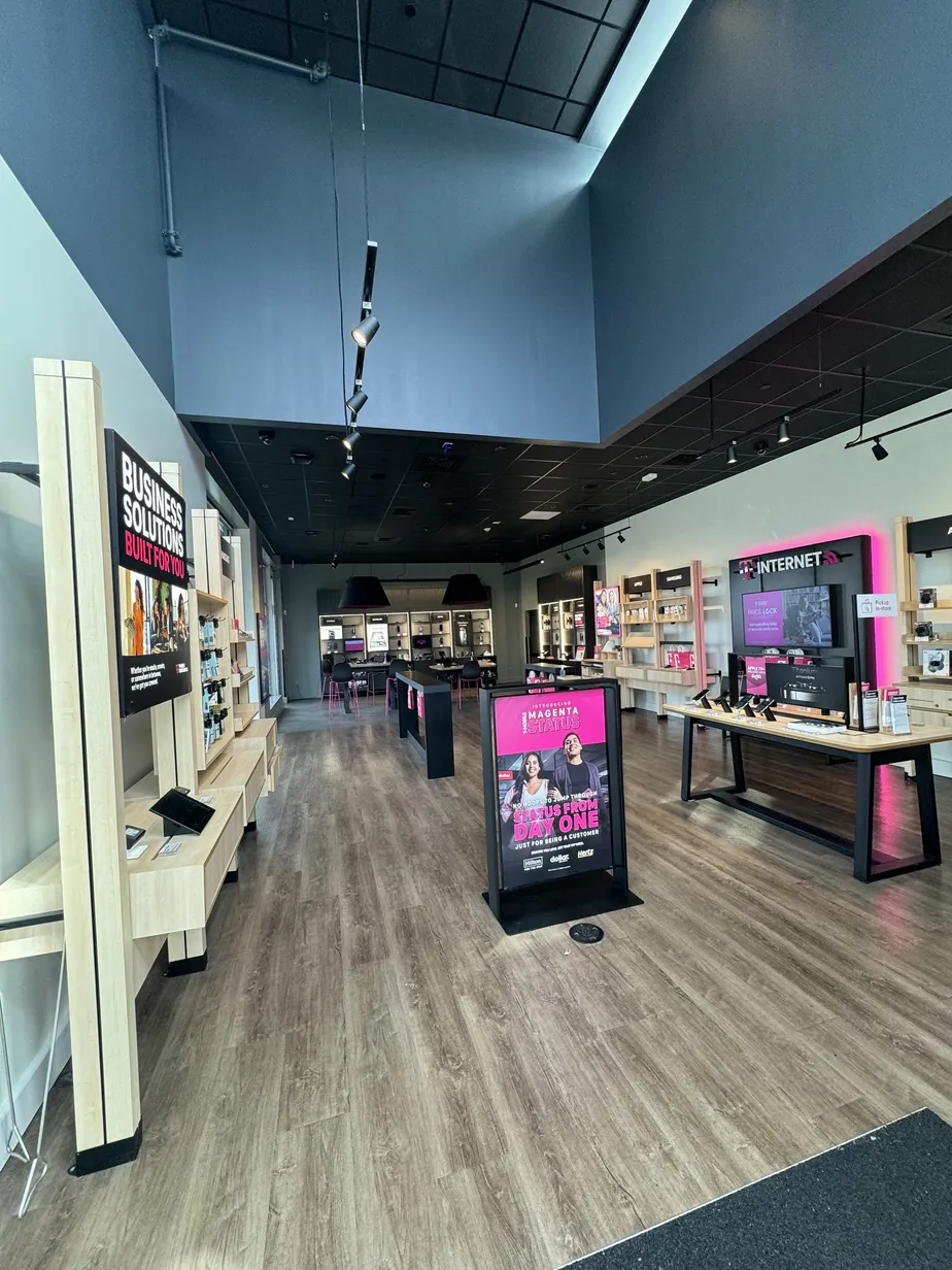 Foto del interior de la tienda T-Mobile en Providence Hwy & Legacy Blvd, Dedham, MA