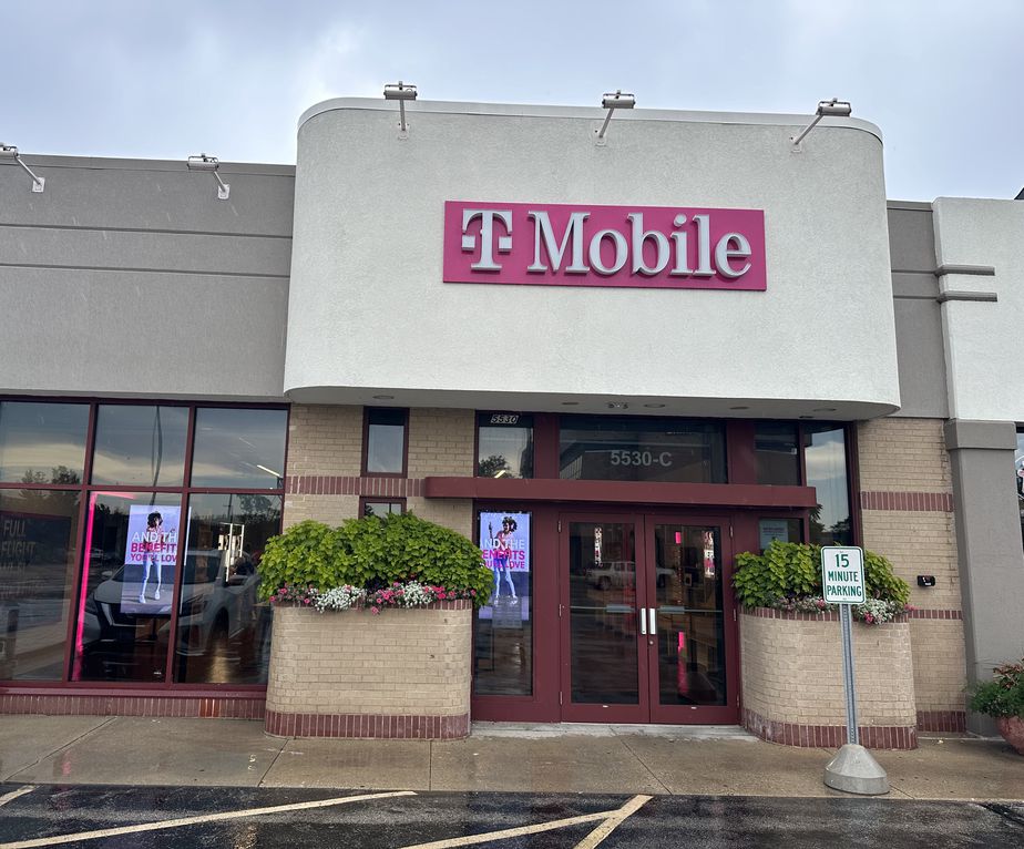 Exterior photo of T-Mobile Store at Port Washington & Silver Spring, Glendale, WI
