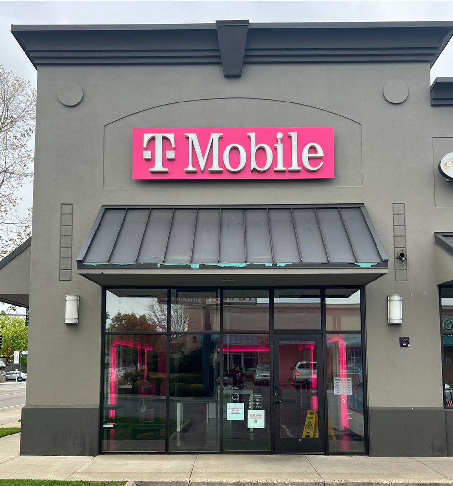 Exterior photo of T-Mobile Store at S Main St & W Manitoba Ave, Ellensburg, WA