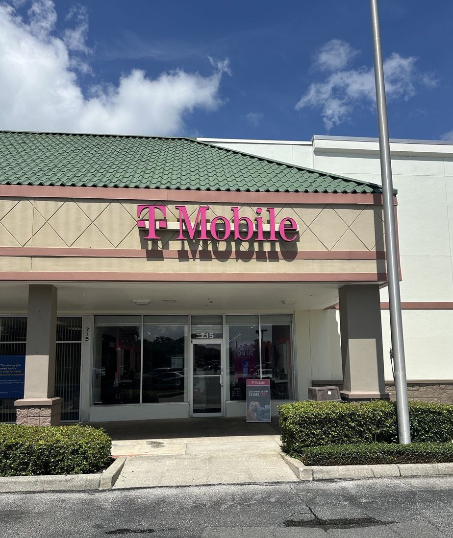 Exterior photo of T-Mobile Store at Leesburg Palm Plaza, Leesburg, FL