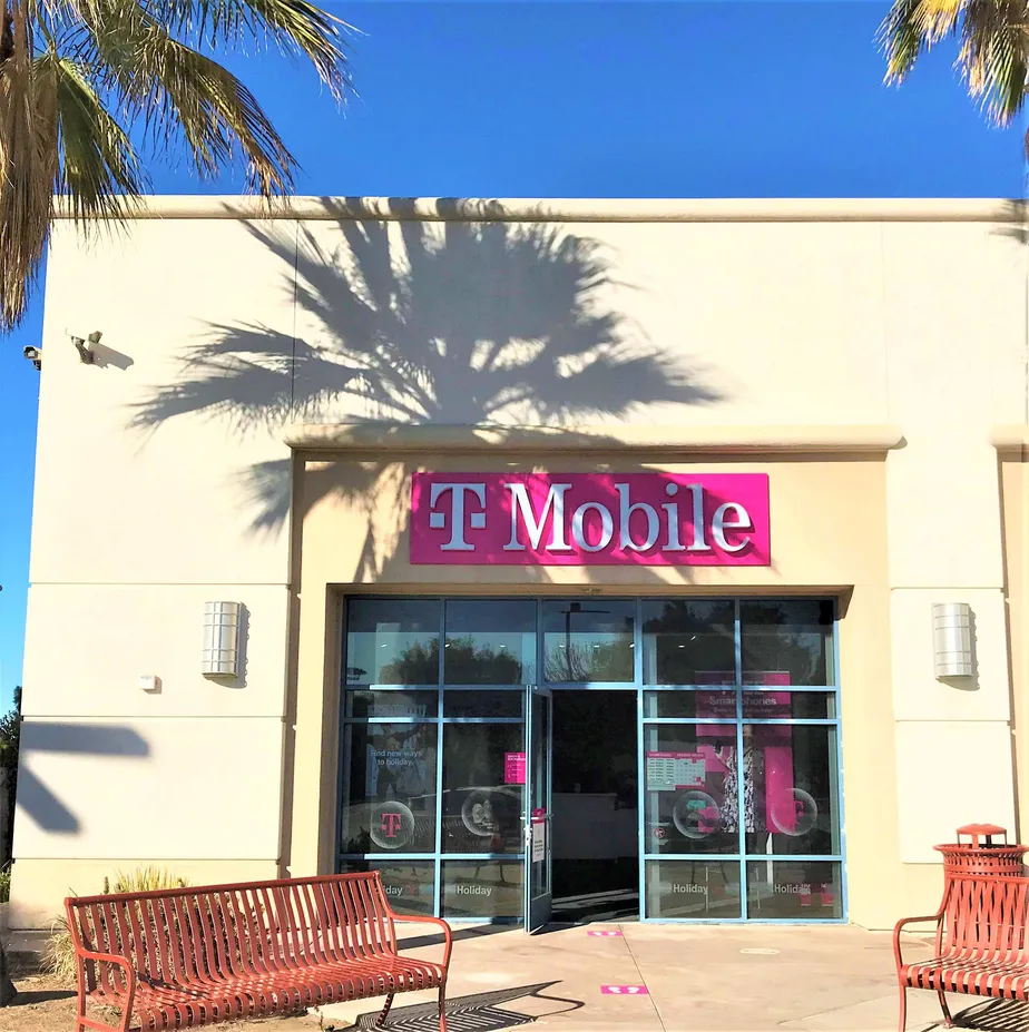 Foto del exterior de la tienda T-Mobile en W Stetson Ave & S Sanderson Ave, Hemet, CA