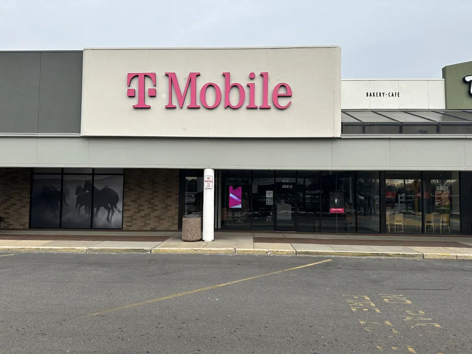  Exterior photo of T-Mobile Store at Sunrise Hwy & Johnson Ave, Bohemia, NY 