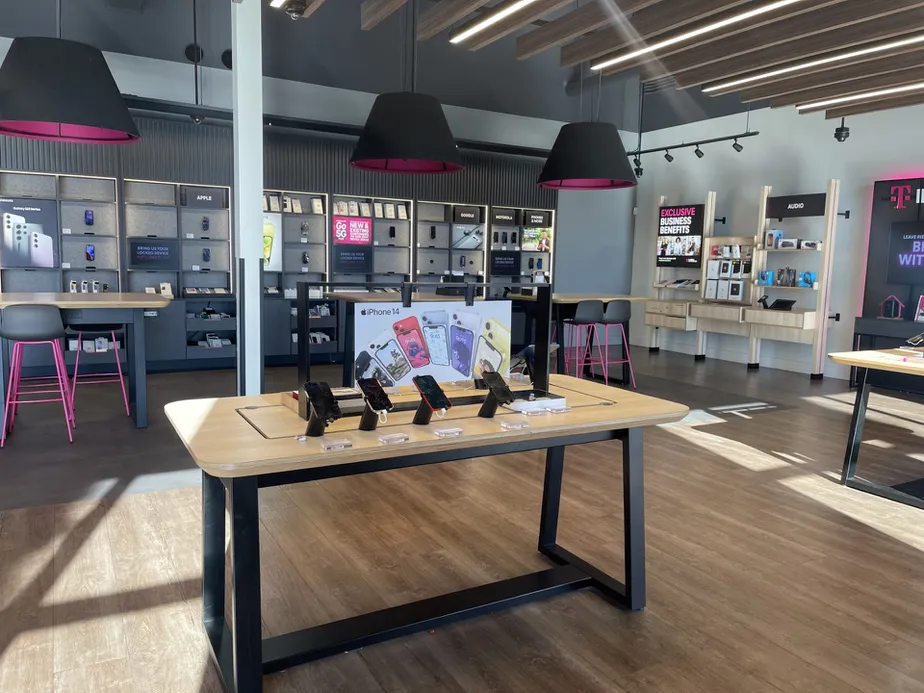Foto del interior de la tienda T-Mobile en Sherwood Place, Stockton, CA