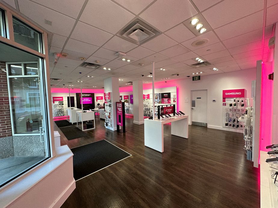 Foto del interior de la tienda T-Mobile en Hancock & Huntley, Quincy, MA