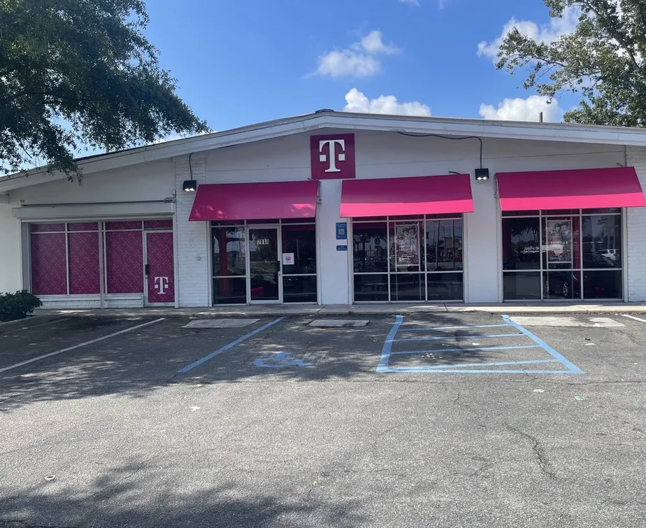  Exterior photo of T-Mobile Store at Abercorn St & White Bluff Rd, Savannah, GA 
