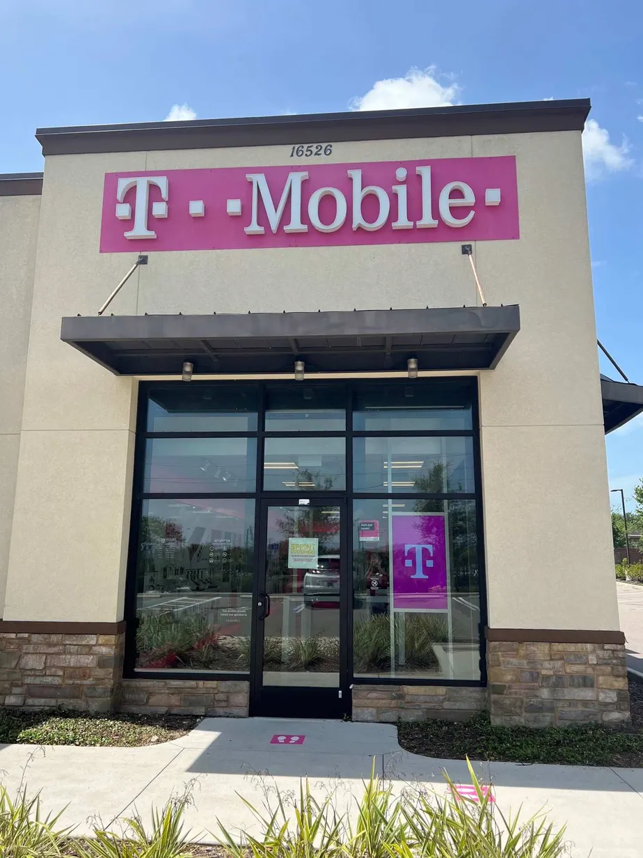 Exterior photo of T-Mobile Store at Sr 50 & Hartle Rd, Clermont, FL