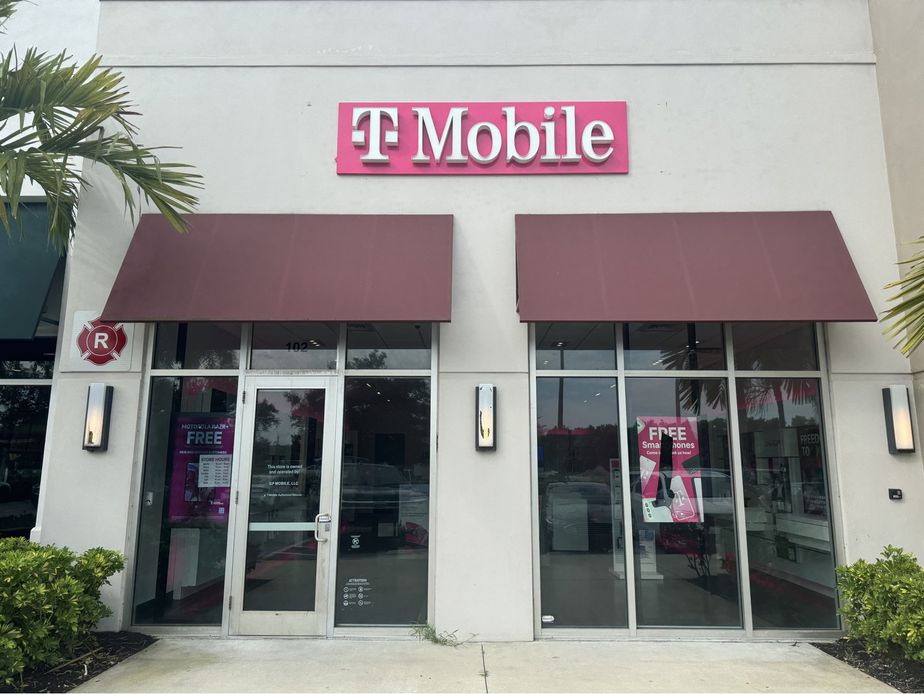 Exterior photo of T-Mobile Store at Collier Blvd & Tamiami Trail, Naples, FL