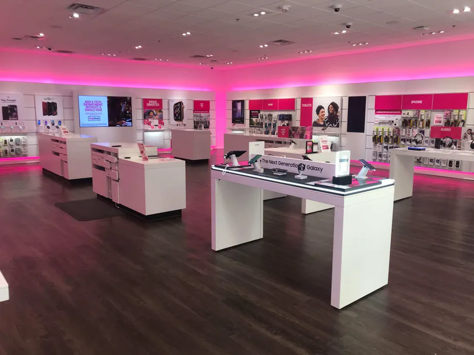 Foto del interior de la tienda T-Mobile en Fayette Mall 3, Lexington, KY