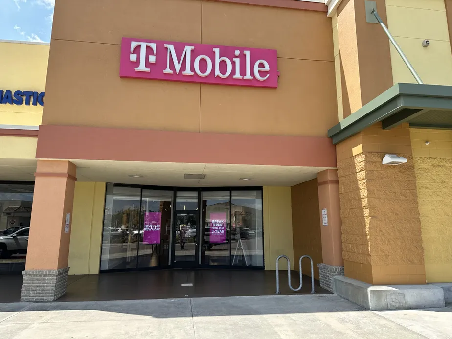  Exterior photo of T-Mobile Store at Van Fleet and N Wilson, Bartow, FL 