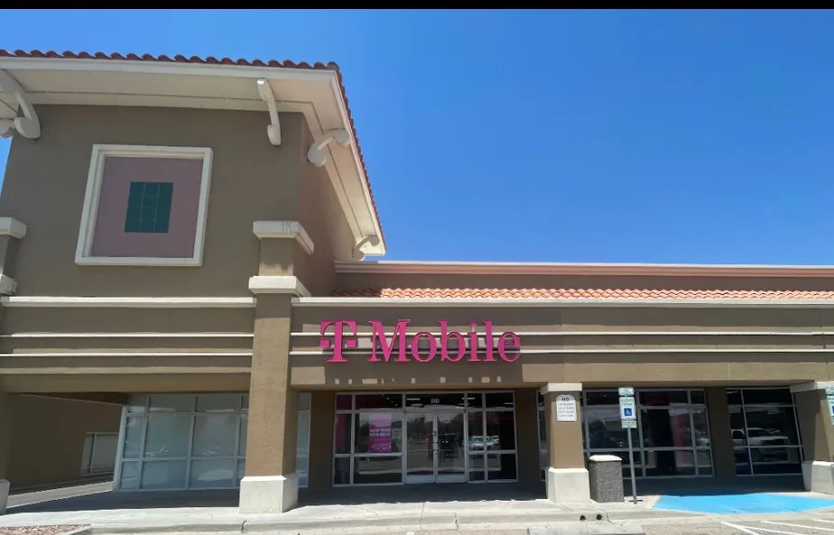 Foto del exterior de la tienda T-Mobile en N Zaragoza Rd & Saul Kleinfeld Dr, El Paso, TX