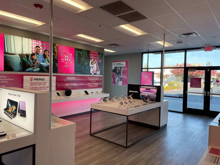 Foto del interior de la tienda T-Mobile en S Mercey Springs Rd & E Pacheco Blvd, Los Banos, CA